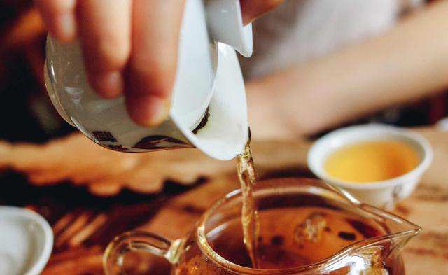 喝茶與喝白開水，到底有什麼區別？哪種更健康？聽聽專業的解釋