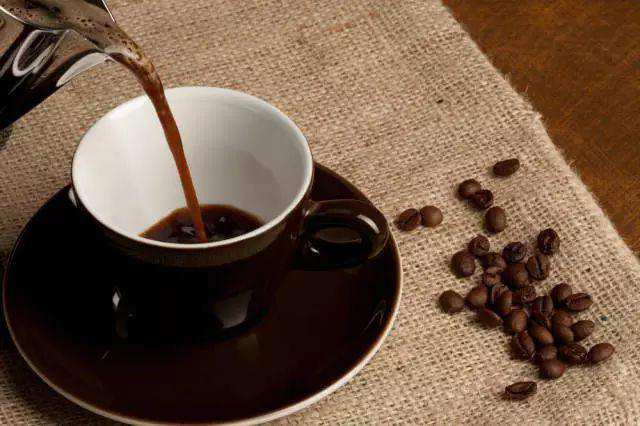 黑咖啡和白咖啡有啥區別？喝咖啡的好處在哪裡？看完漲知識了