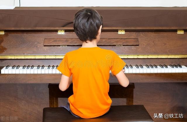 「這麼貴的鋼琴擱家裡當玩具」：培養孩子的興趣，應遵循4個原則