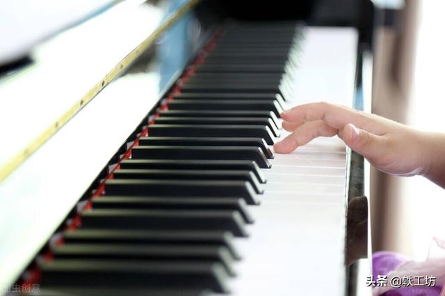 「這麼貴的鋼琴擱家裡當玩具」：培養孩子的興趣，應遵循4個原則