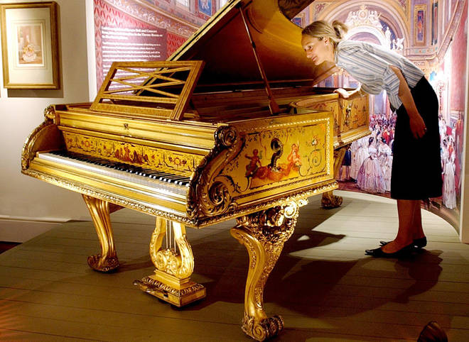 誰製造了英國女王的金三角鋼琴？ 它值多少錢？