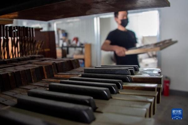一架架古董鋼琴得以重煥新「聲」